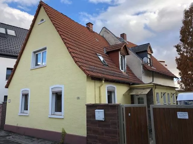 Immobilienangebot - Mannheim / Feudenheim - Alle - Freistehendes Zweifamilienhaus mit Garage in gesuchter Vorort-Wohnlage