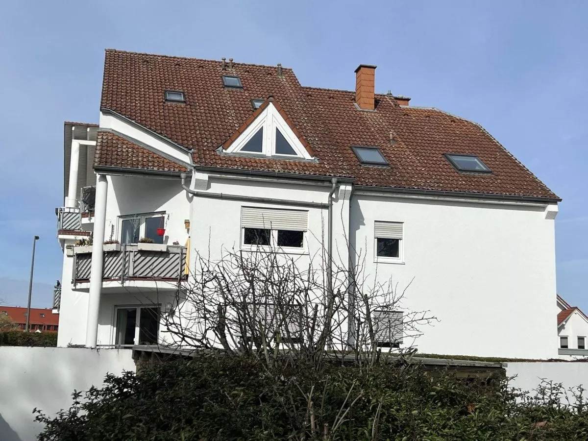 Immobilienangebot - Mannheim / Wallstadt - Alle - Bestens konzipierte 2-Zimmer-DG-Komfortwohnung mit Balkon und Carport in bevorzugter Wohnlage