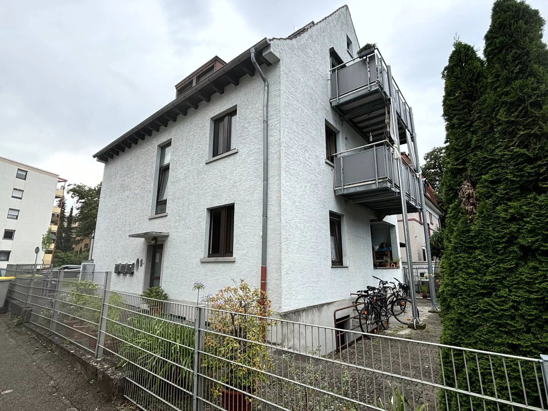 Immobilienangebot - Mannheim / Feudenheim - Alle - Freistehendes Dreifamilienhaus mit großen Etagenwohnungen, ausgebautem Dachgeschoss und Garage