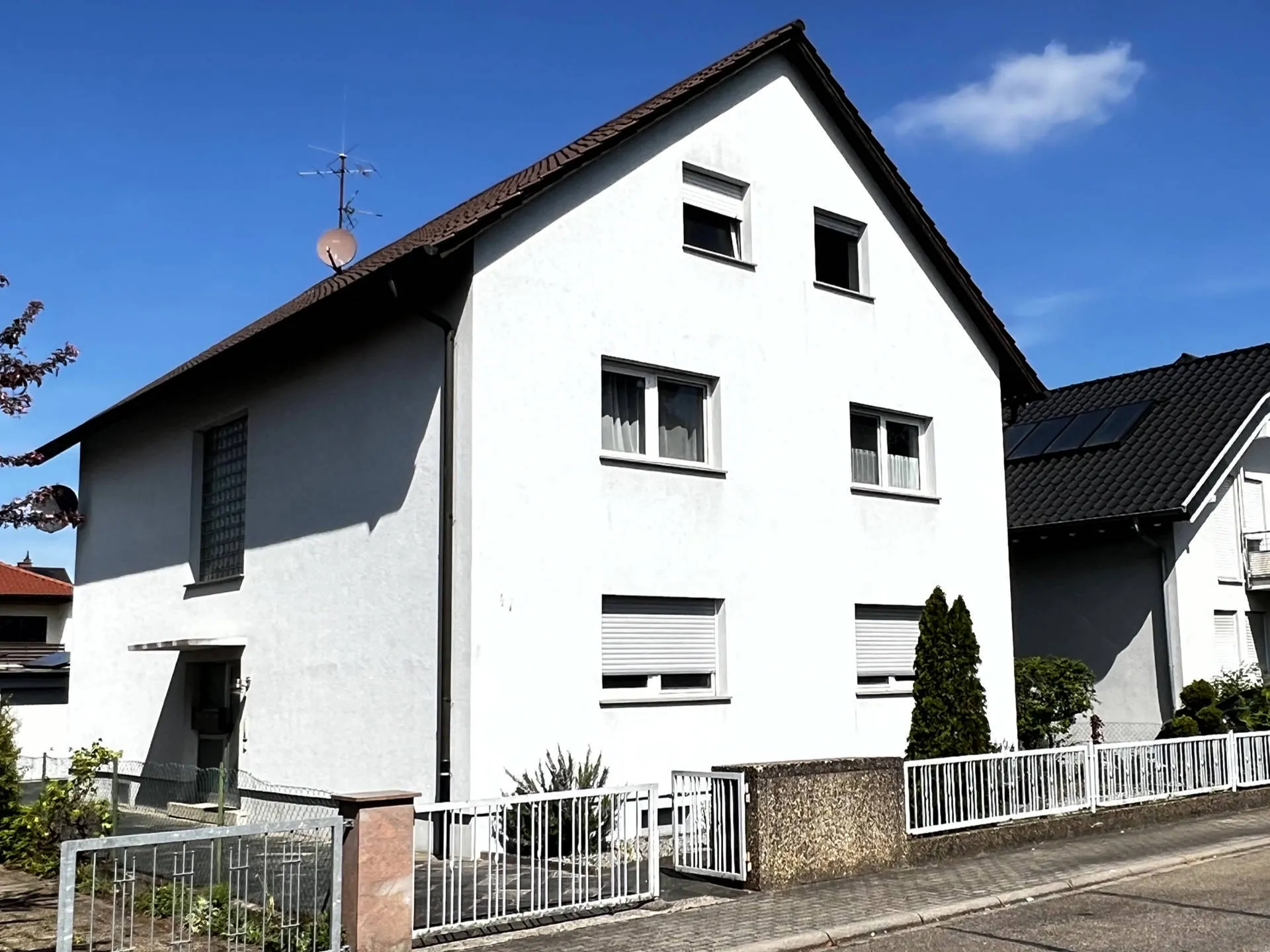 Immobilienangebot - Brühl - Alle - Moderne 3-Zi-Komfortwohnung in Top-Wohnlage mit Balkon, Garage und Hobbyraum - sehr guter Zustand