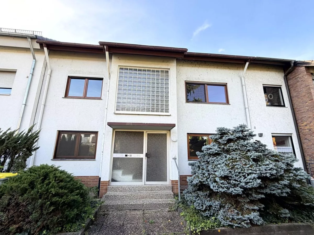 Immobilienangebot - Mannheim / Seckenheim - Alle - Stattliches 3-Fam.-RH, gesuchte Wohnungsgrößen, 2 Garagen, ruhige Lage - renovierungsbedürftig