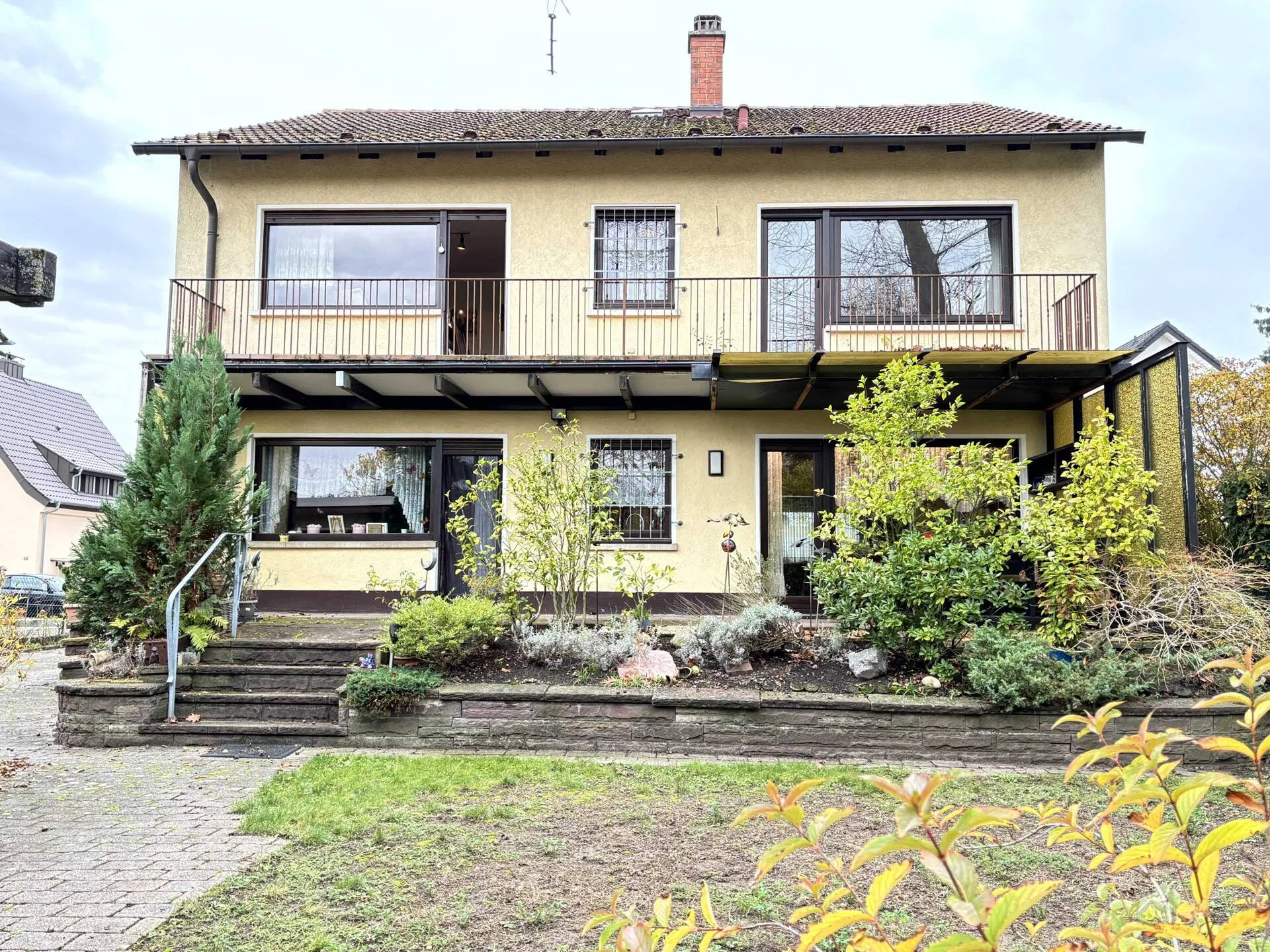 Immobilienangebot - Neu-Edingen - Alle - Geräumiges Zweifamilienhaus mit 2 Garagen auf parkartigem Grundstück, direkt am Naturschutzgebiet