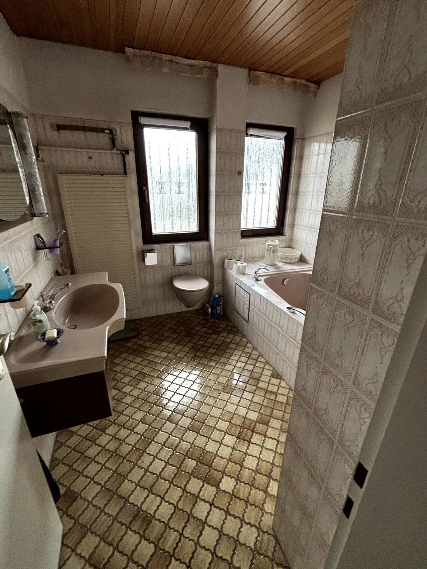Immobilienangebot - Neu-Edingen - Alle - Geräumiges Zweifamilienhaus mit 2 Garagen auf parkartigem Grundstück, direkt am Naturschutzgebiet