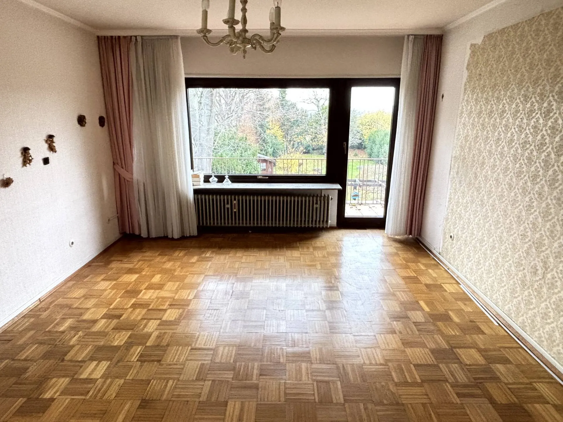 Immobilienangebot - Neu-Edingen - Alle - Geräumiges Zweifamilienhaus mit 2 Garagen auf parkartigem Grundstück, direkt am Naturschutzgebiet
