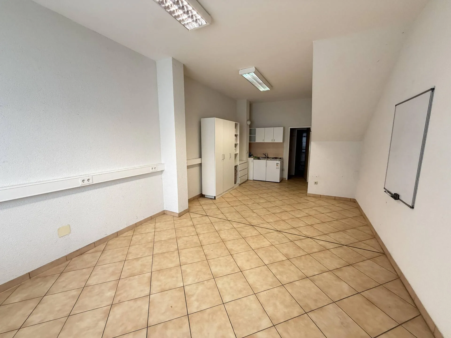 Immobilienangebot - Mannheim / Casterfeld - Alle - Ideal für Handwerker und Kleinbetriebe - Halle mit Büro in top Gewerbegebietslage