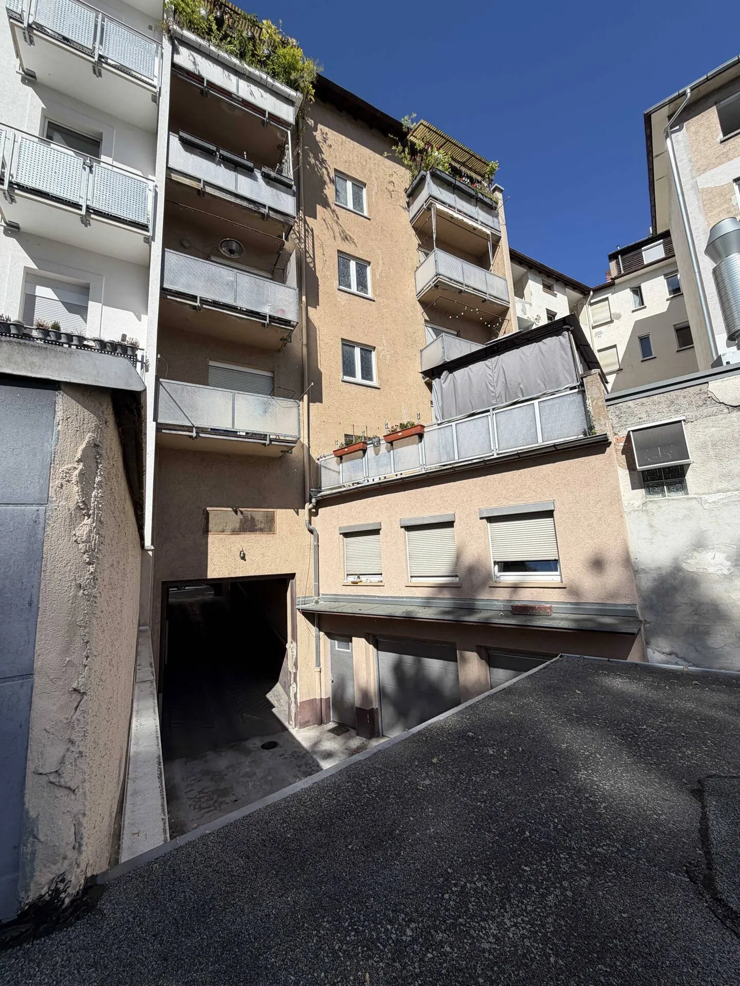 Hofseite Immobilienangebot - Mannheim - Alle - Stattliches Mehrfamilienhaus mit gesuchten Wohnungsgrößen, Gewerbeeinheit und zwei Garagen in zentraler Innenstadtlage