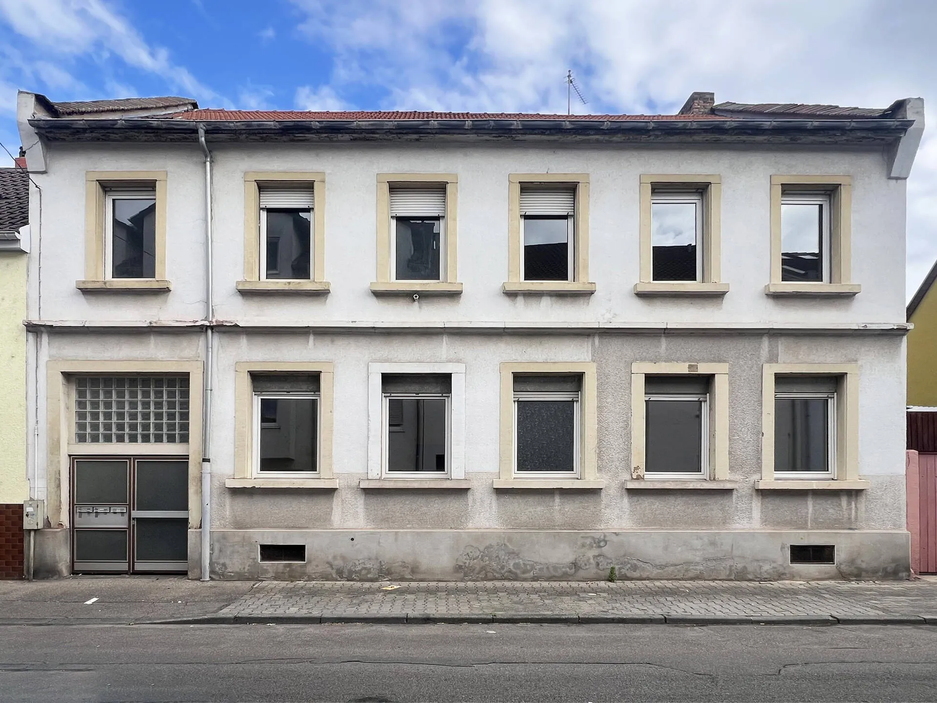 Immobilienangebot - Mannheim / Neckarau - Alle - Provisionsfrei: Sanierungsbedürftiges Mehrfamilienhaus mit vielseitigen Nutzungsmöglichkeiten!